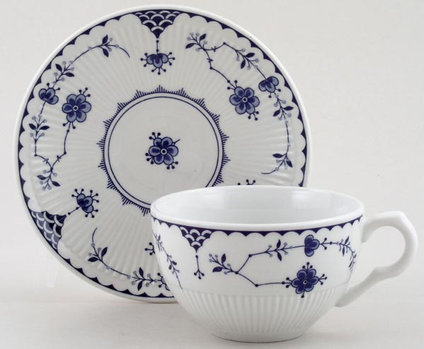 Archive of over 30 000 documented and photographed examples of blue and white transferware china